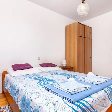 Slavica With Private Balcony And Parking Lot Appartement