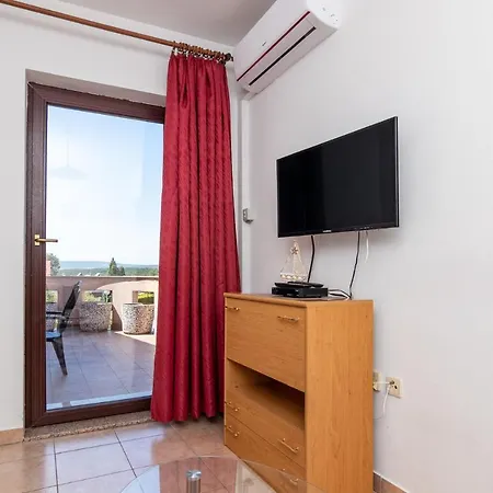 Slavica With Private Balcony And Parking Lot *